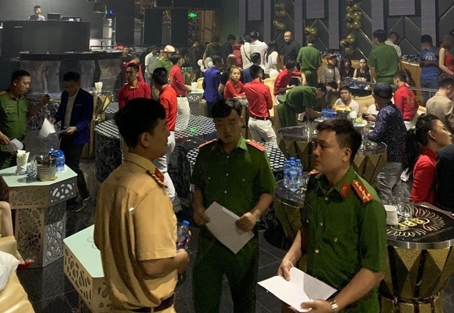 Kiểm tra quán bar 386, phát hiện 35 thanh niên dương tính với ma túy ảnh 1