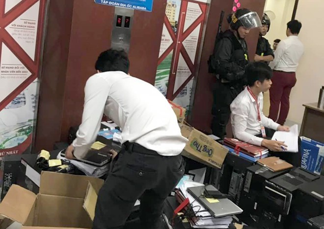 CEO địa ốc Alibaba Nguyễn Thái Luyện bị áp giải trong đêm ảnh 1