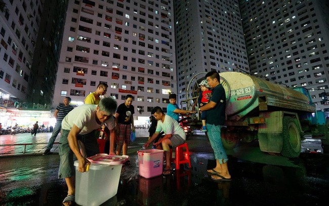 Người dân Hà Nội đổ xô đi tích trữ nước đóng thùng ảnh 1