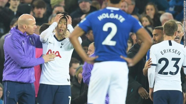 Son Heung-min bật khóc trên sân sau ca chấn thương của Andre Gomes ảnh 2