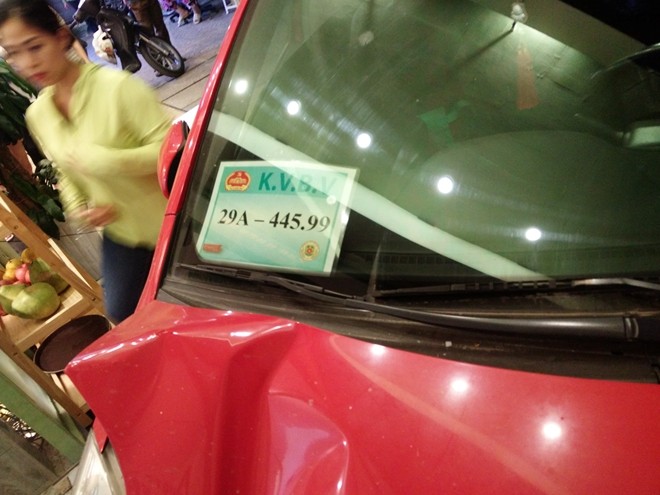 Nữ tài xế lao xe Yaris vào tiệm trà chanh trên phố Hàng Bài ảnh 1