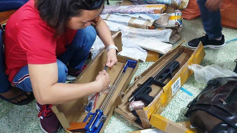 Vận chuyển hơn 1.000 hung khí qua đường bưu điện ảnh 1