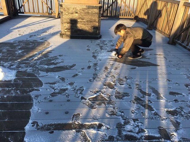 Du khách ngỡ ngàng khi đỉnh Fansipan có băng tuyết như châu Âu ảnh 1