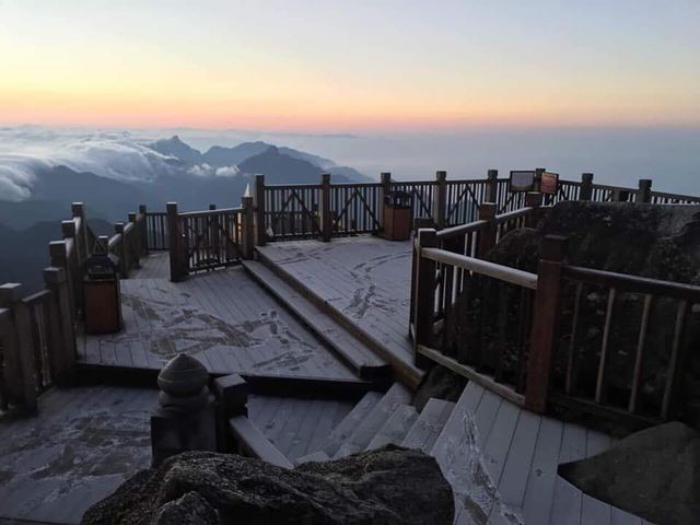 Du khách ngỡ ngàng khi đỉnh Fansipan có băng tuyết như châu Âu ảnh 2