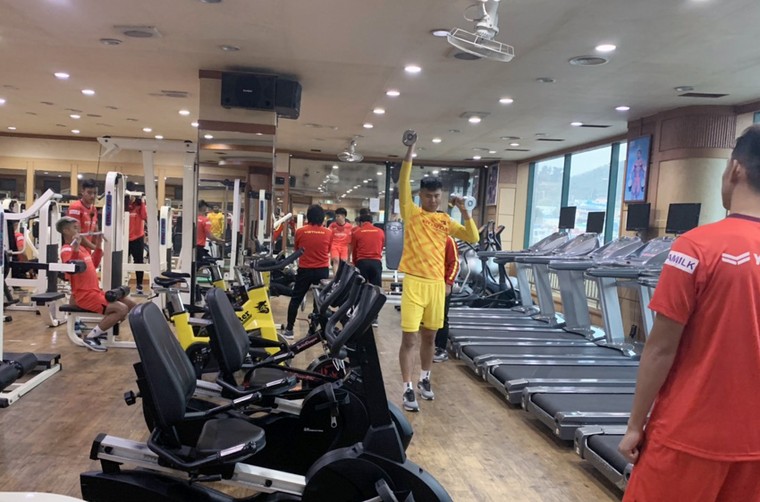 ĐT U23 Việt Nam tập huấn tại Hàn Quốc: Sáng ôn đấu pháp, chiều rèn thể lực ảnh 1