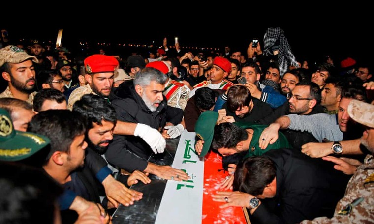 Iran treo cờ đỏ, điềm báo sẽ tuyên chiến với Mỹ? ảnh 1