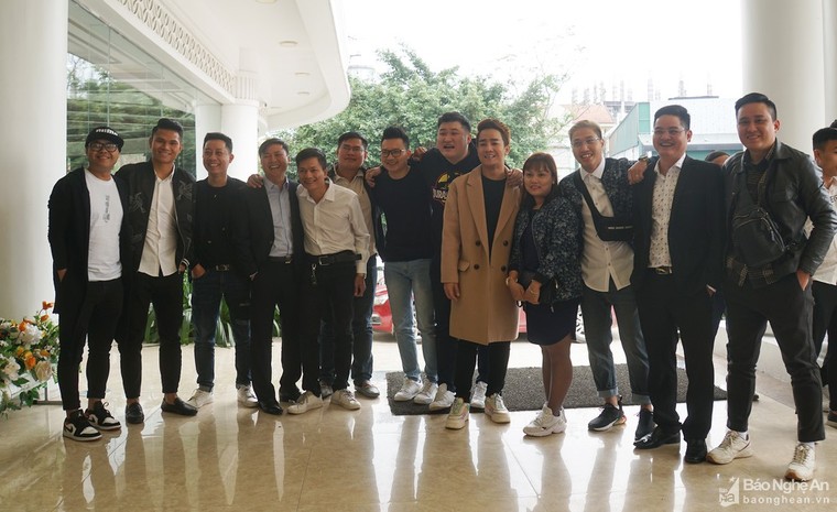 Phan Văn Đức hạnh phúc bên cô dâu xinh đẹp Nhật Linh trong ngày cưới ảnh 2