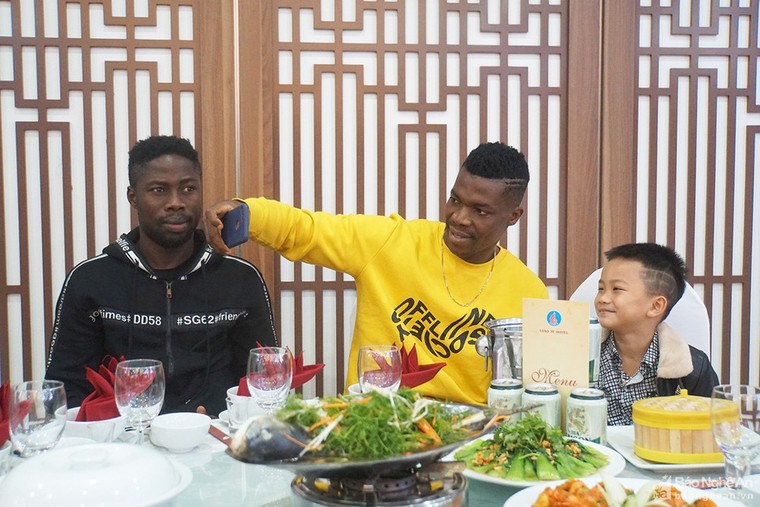 Phan Văn Đức hạnh phúc bên cô dâu xinh đẹp Nhật Linh trong ngày cưới ảnh 3