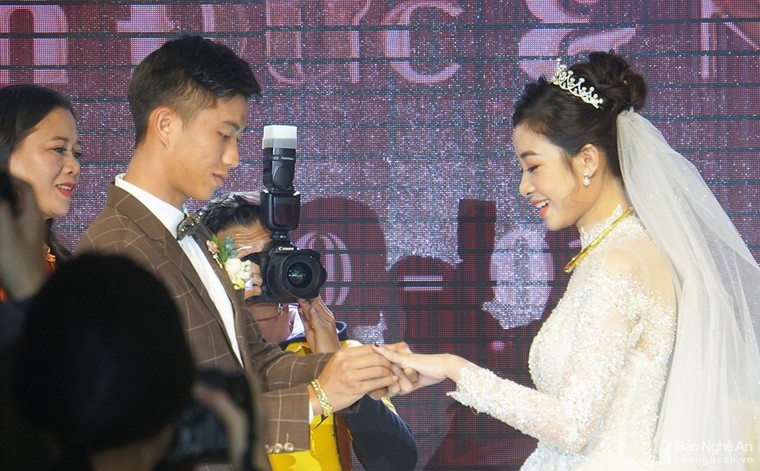 Phan Văn Đức hạnh phúc bên cô dâu xinh đẹp Nhật Linh trong ngày cưới ảnh 4