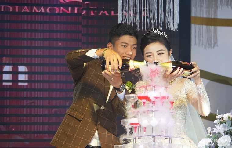 Phan Văn Đức hạnh phúc bên cô dâu xinh đẹp Nhật Linh trong ngày cưới ảnh 5