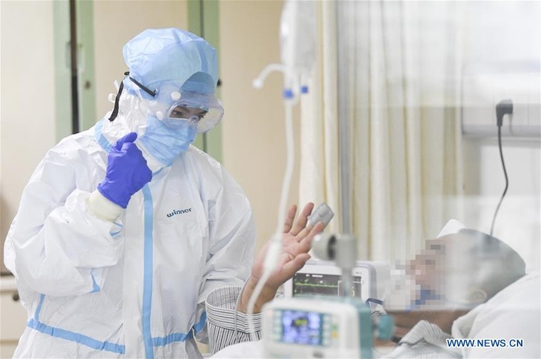 Một ngày làm việc của nữ bác sĩ Trung Quốc trong mùa dịch ảnh 6