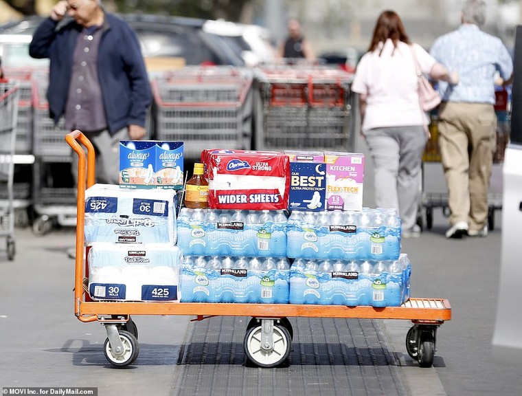 Người dân California đổ xô đi mua nước uống và vật tư y tế ảnh 2