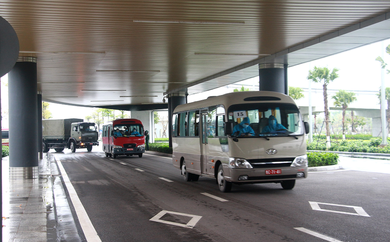 Quảng Ninh cách ly 159 hành khách về từ châu Âu ảnh 1