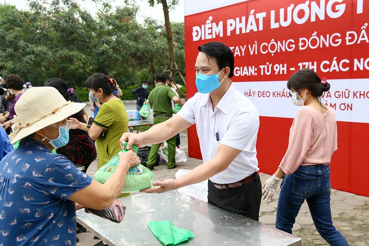 Liên hiệp các hội UNESCO Việt Nam phát gạo cho những người gặp khó khăn trong dịch COVID 19 ảnh 2