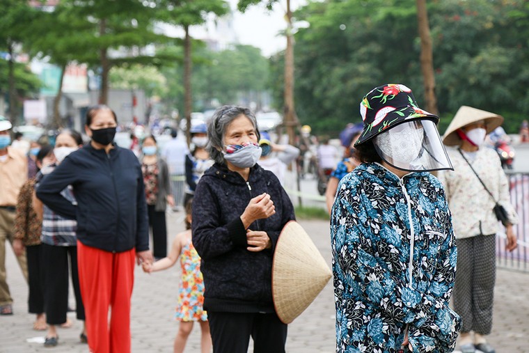Liên hiệp các hội UNESCO Việt Nam phát gạo cho những người gặp khó khăn trong dịch COVID 19 ảnh 3