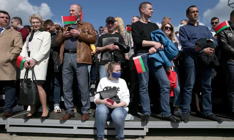 Người Belarus đổ ra đường xem duyệt binh bất chấp dịch bệnh ảnh 2