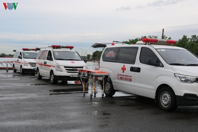 Đưa thi thể 4 thuyền viên tàu cá gặp nạn về đất liền ảnh 1