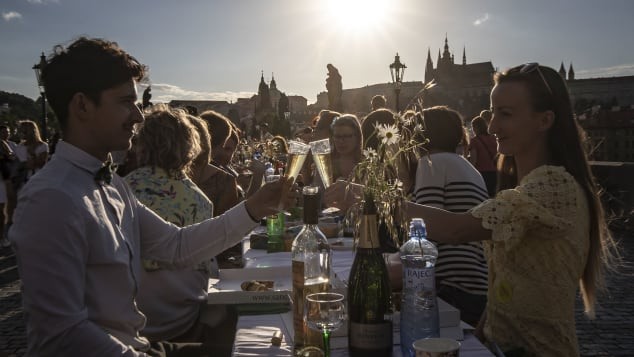 Ăn mừng dỡ phong tỏa, người dân Praha làm bàn tiệc dài 400 m ảnh 2