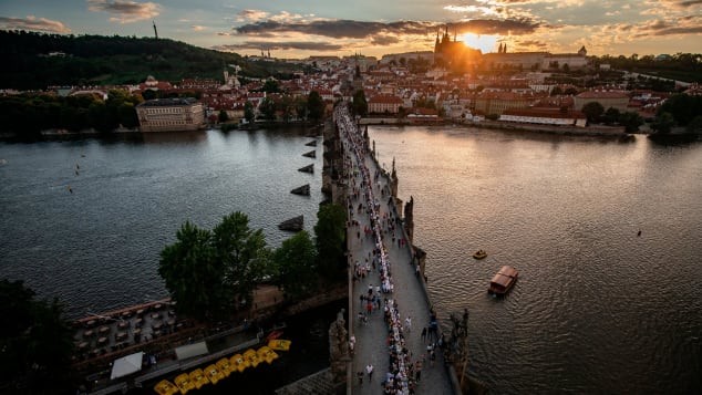 Ăn mừng dỡ phong tỏa, người dân Praha làm bàn tiệc dài 400 m ảnh 1
