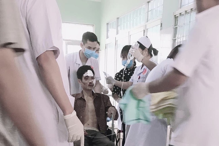 Vụ xe khách lao xuống vực: Còn 17 nạn nhân đang điều trị ảnh 1