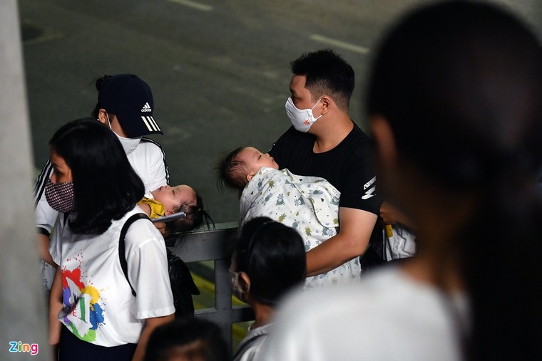 qua tai delay may bay anh 11