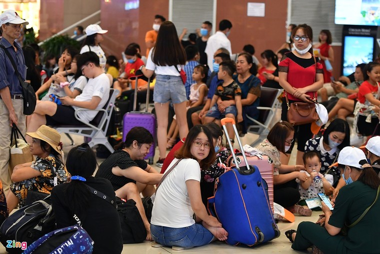 qua tai delay may bay anh 6