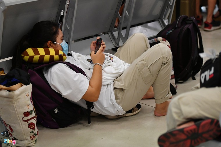 qua tai delay may bay anh 7