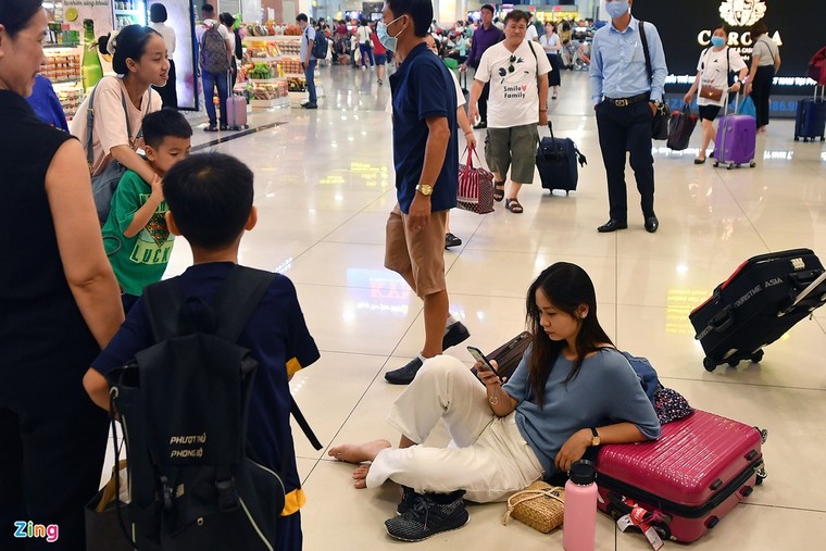 qua tai delay may bay anh 8