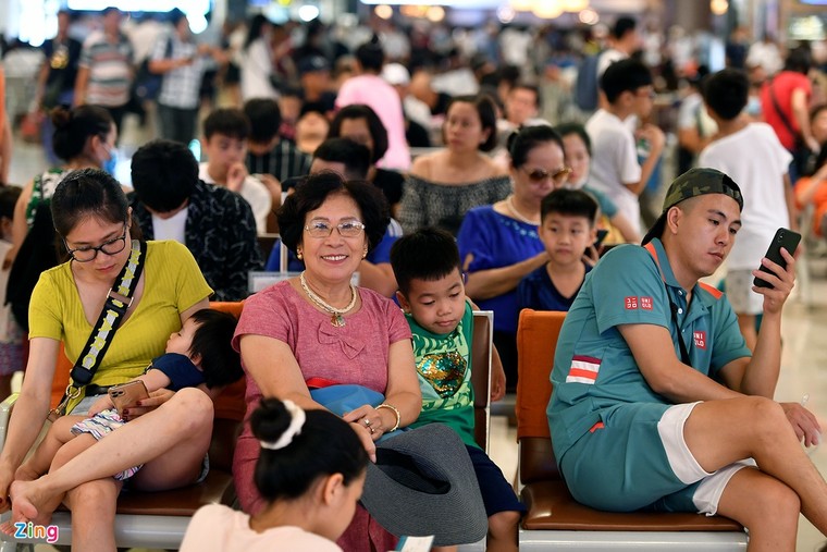 qua tai delay may bay anh 9