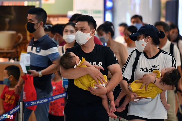 qua tai delay may bay anh 10