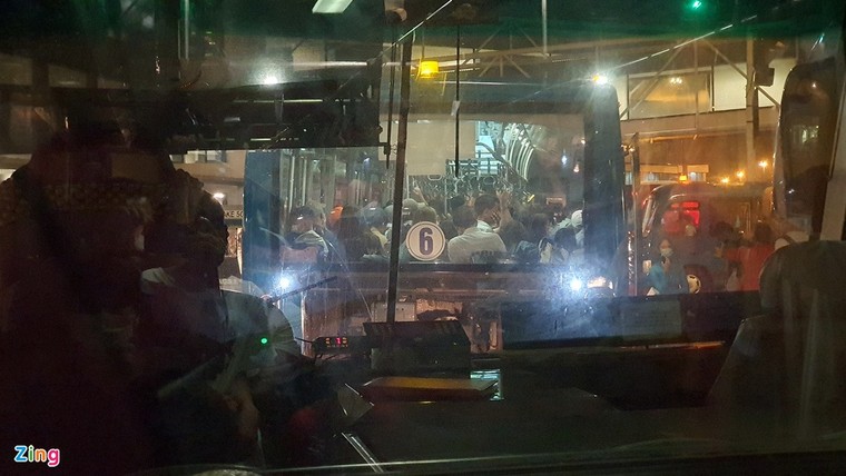 qua tai delay may bay anh 12