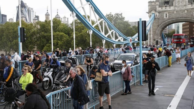 Cầu Tháp mắc kẹt, giao thông London rơi vào hỗn loạn ảnh 1
