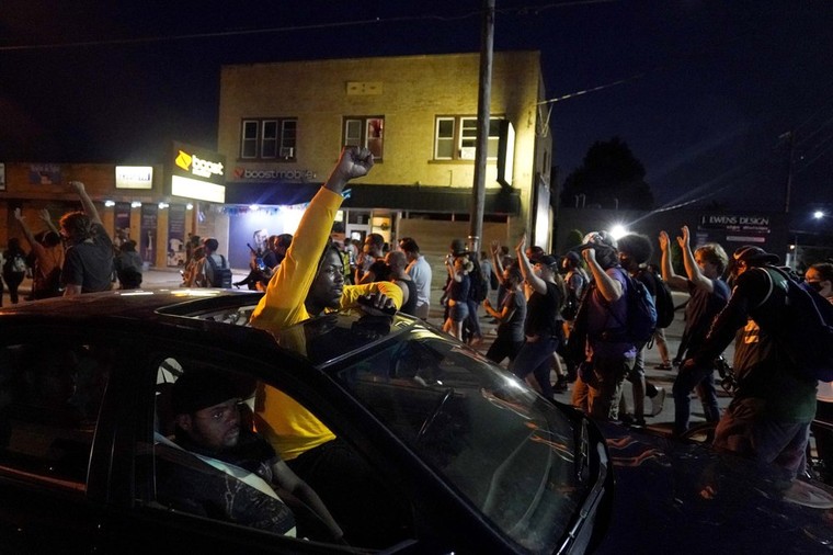 Bắt giữ nam thiếu niên bắn chết người biểu tình tại Mỹ ảnh 1