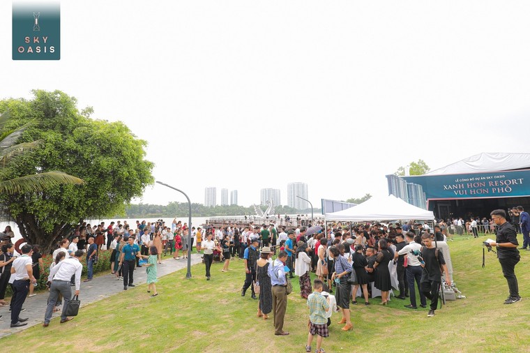 Khách xếp hàng cả cây số để xem nhà mẫu và mua nhà tại Ecopark ảnh 5