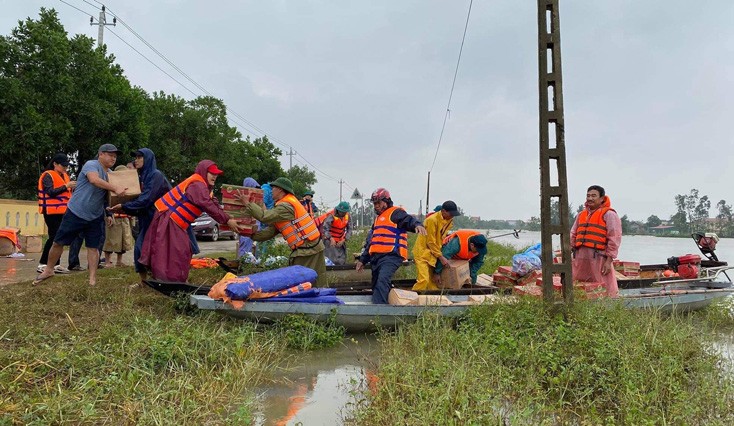 Các tỉnh miền Trung thiệt hại nặng nề do mưa lũ kéo dài ảnh 1