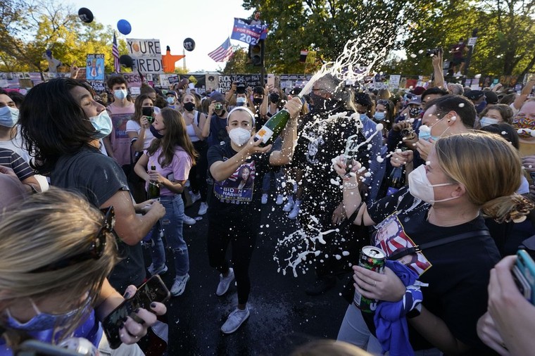 Dân Mỹ bật champagne ăn mừng Tổng thống mới ảnh 3