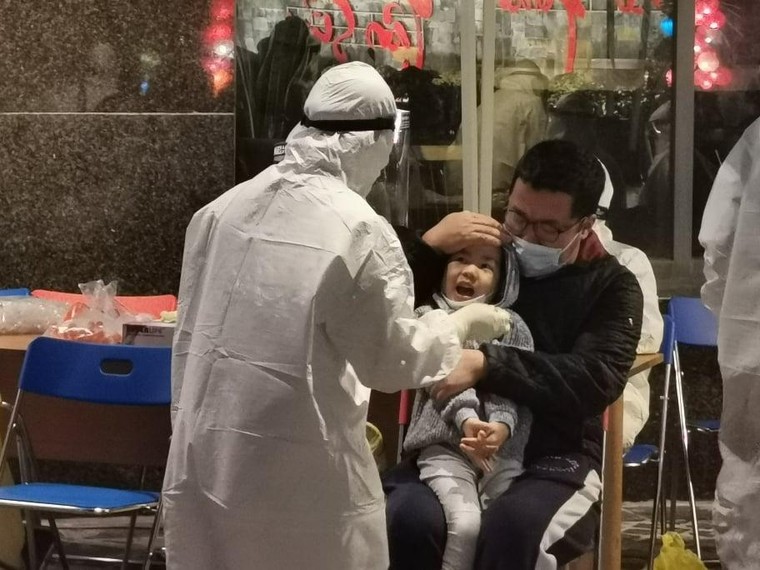 Xét nghiệm cư dân chung cư 88 Láng Hạ trong đêm ảnh 3