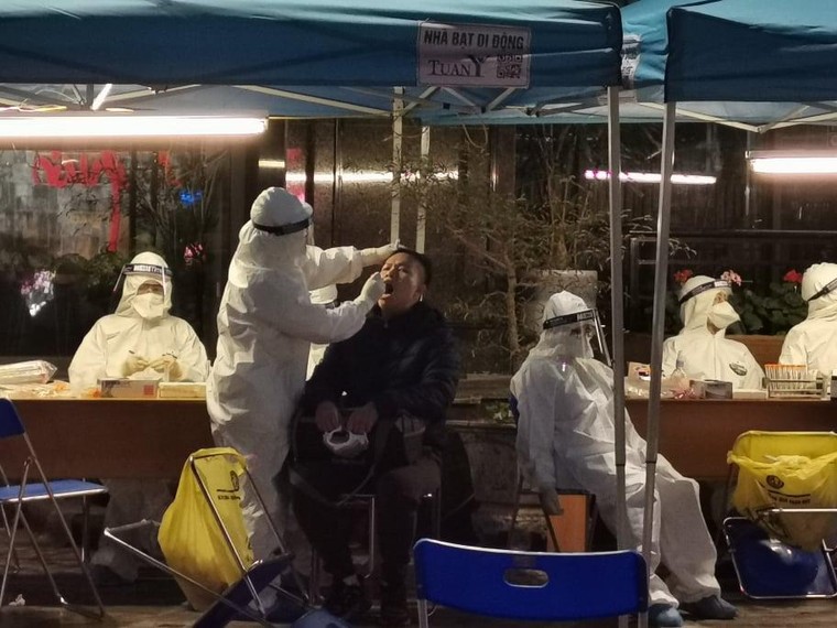 Xét nghiệm cư dân chung cư 88 Láng Hạ trong đêm ảnh 2