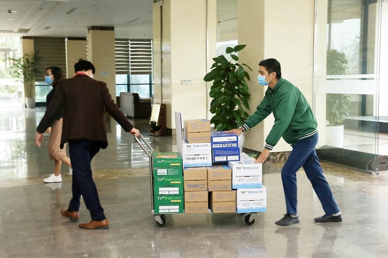 Tình nguyện tiếp tế quà tặng tới người cách ly xuyên đêm ảnh 2