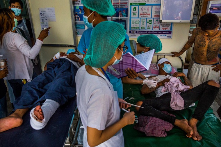 Đường phố Myanmar hóa chiến trường ảnh 8