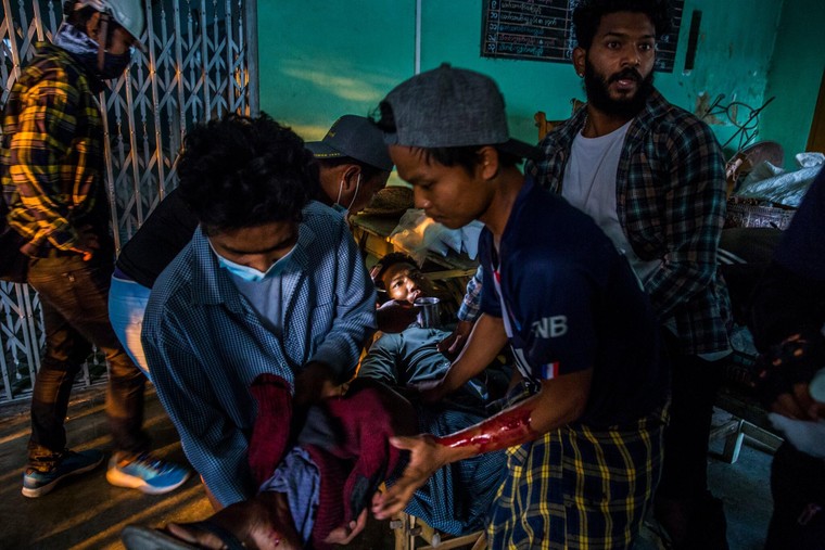 Đường phố Myanmar hóa chiến trường ảnh 6