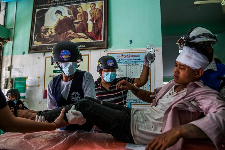 Đường phố Myanmar hóa chiến trường ảnh 9