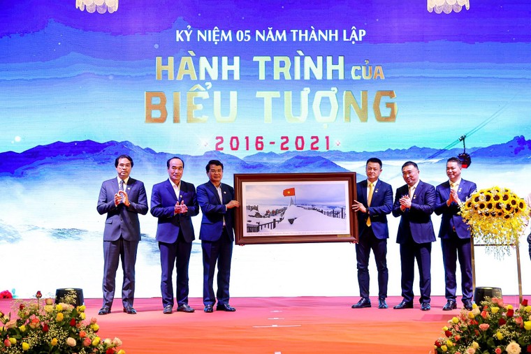 Nửa thập kỷ chinh phục 'Nóc nhà' Đông Dương và vươn tầm thế giới ảnh 1