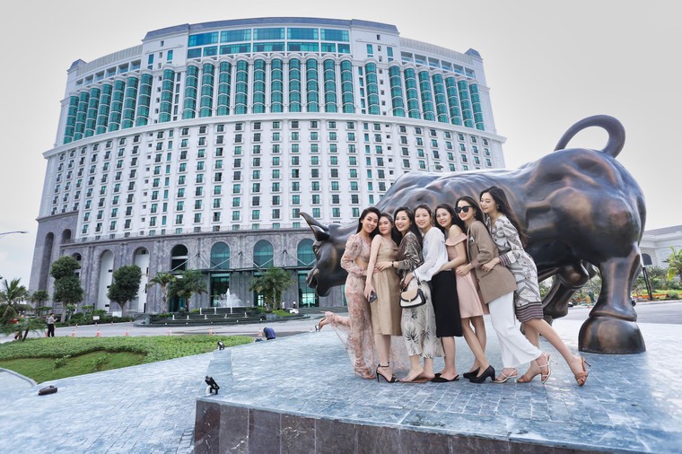 Tượng bò tót vàng độc đáo xuất hiện tại Hạ Long ảnh 2