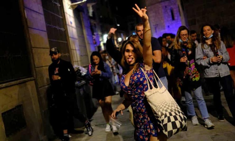 Tây Ban Nha dỡ bỏ phong tỏa, người dân mở tiệc ảnh 1