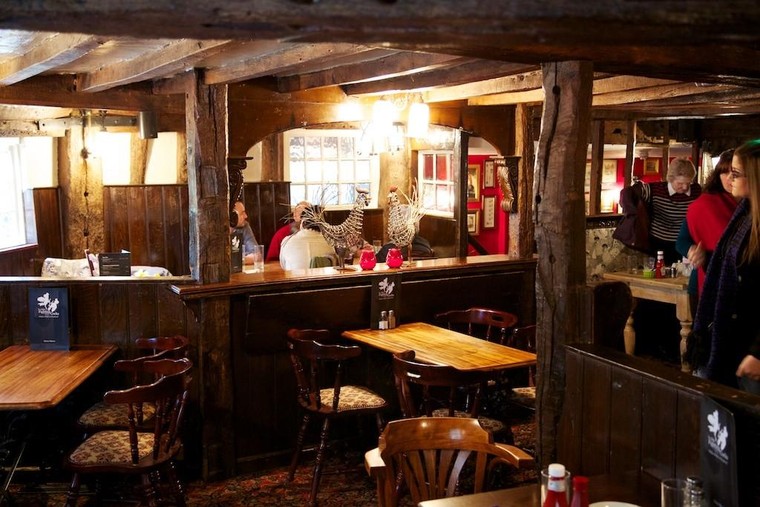 Quán rượu nghìn năm tuổi đóng cửa vì COVID-19 ảnh 1