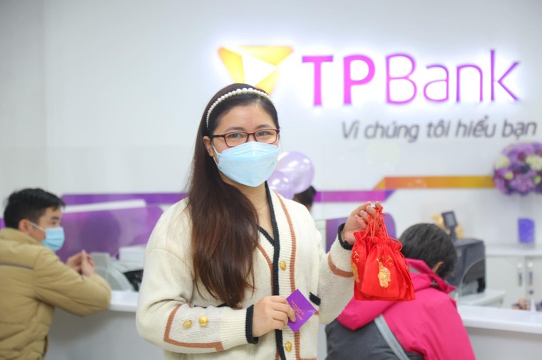 Nhiều bạn trẻ mua vàng chiêu lộc Ngày Thần Tài ảnh 3