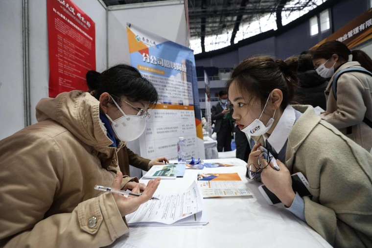 Viễn cảnh việc làm mờ mịt của sinh viên Trung Quốc ảnh 1