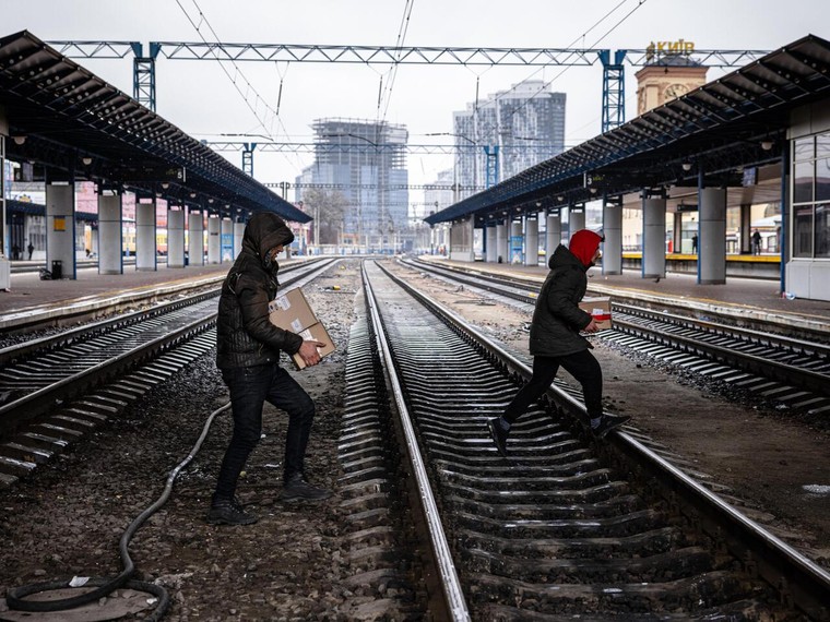 Trên chuyến tàu trở về Kyiv ảnh 1