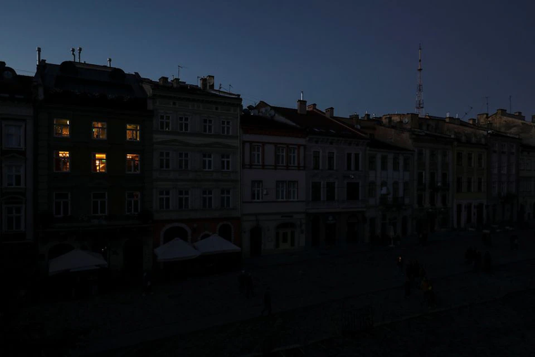 Ukraine tăng cường lực lượng sau cuộc không kích lớn của Nga ảnh 1